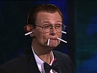 火の付いたタバコを食べまくる体に悪そうなマジックの映像。トム・マリカ