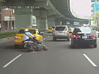 左から右。右から左。車線変更するタクシーとバイクの接触事故　ドラレコ動画