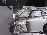 トヨタのカムリがアメリカの衝突安全テストで最低評価。これは死ぬる動画。