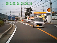 神奈川県で起きた避けられない事故の瞬間。ワゴンRが突っ込んできて大怪我