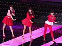 韓国のアイドルグループのメンバーがステージでずっこけて顔面強打