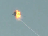シリア内戦で政府軍のヘリコプターが地対空ミサイルで撃墜される瞬間。