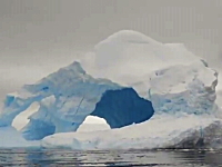 南極の巨大な氷山がボートの目の前で崩壊して破片が危ない動画(@_@;)