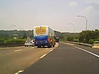 高速道路を走っていたツアーバスがタコってタコってタコって横転。1名死亡