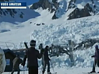 スキー客呆然。破壊されるリフト。スキー場を襲った雪崩を撮影したビデオ。