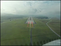 雲がこんなに低い事ってあるんだ？雲を抜けたらすぐ滑走路なエアバスA320