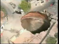 グアテマラの市外地に突如出現した巨大な穴のムービー見つけた