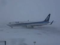 猛吹雪のなか着陸してきたＡＮＡ便。オホーツク紋別空港。やっぱ飛行機もスタッドレス？