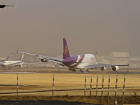わー！危ねぃ！強風が吹いた成田でタイ航空A380の着陸が危なかった動画