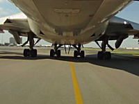 旅客機が離陸＆着陸する様子をタイヤのアームに取り付けられたカメラから
