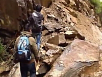 ハイキングを楽しんでいた少年が落石の直撃を食らってしまう映像。安否不明