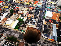 3階建ての建物が飲み込まれて1人が死亡したグアテマラの謎穴動画