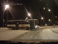 これは神回避。雪道でスピンして突っ込んでくるバスからバックで逃げた車