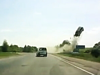 これは離陸レベル。事故った車が信じられないほどぶっ飛んでしまう映像。