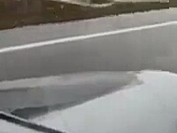 乗客撮影。旅客機が離陸の瞬間にエンジンの一部が分解されたら焦る動画