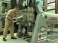 アメリカ海軍が公開したレールガンの発射実験映像。ハイスピード撮影。軍事
