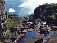 なんという神秘的なビデオ。ギアナ高地の世界最大級の滝を上から撮影してみた