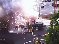 目の前で車が爆発しても動じない消防士さん。ビデオが捉えた衝撃映像