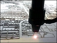 ボードを物凄い勢いで切り取って地図を描くレーザーマップマシーンが面白い