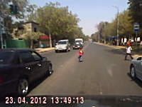 道路に飛び出した子供がギリギリ危ないビデオ。＋おばあちゃんも危ない。