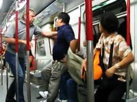 酔っ払いの中国人vs欧米人　香港の地下鉄の車両内で戦いが勃発
