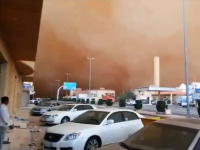 これが本場サウジアラビアの砂嵐。日光を全て遮りわずか数分で暗闇が訪れる。
