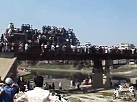 画像より動画でヤバさ倍増。バングラデシュの人間大盛り列車が信じられない