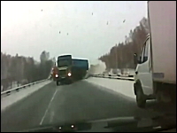 うわあああ(@_@;)大きなトラックがスライドしながら迫ってくるギリギリ動画。