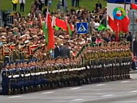ベラルーシの軍事パレードで兵隊さんの高速ウェーブがカッコ（・∀・）イイ映像