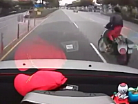 おかしな姿勢でバイクに乗るライダーに後ろから車がどーん！交通事故動画