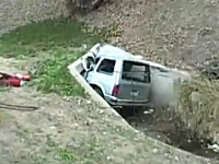 これは即死だっただろう・・・。高速道路から排水溝に突っ込んだ悲惨な車。