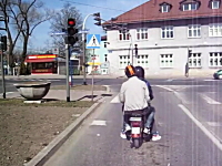 こいつら可愛すぎワロタｗｗｗ信号停止する度に押し掛けする二人乗りバイク