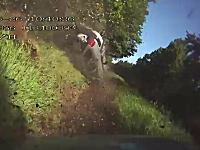 のどかな道路で恐ろしいクラッシュ映像。2台オーバーテイクは危険ですね。