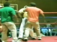 海外のボクシング怖すぎｗ勝ったと思ったらリングに乱入してきた観客にボコられたｗ