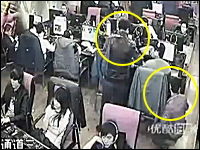 ネカフェで二人組のスリが財布を狙う⇒ばれてフルボッコにされる監視カメラ