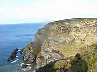 奇跡的に撮影された大迫力な海岸侵食の動画。巨大な崖が突然崩壊する！