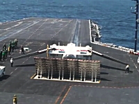 グングン動画。空母の甲板で変形してカタパルトで飛び立つC-2A艦上輸送機