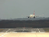 凄い角度で離着陸する飛行機たちを撮影したビデオ。強横風着陸2012年版
