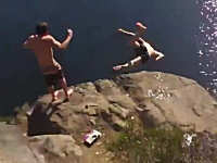 崖ジャンプで足を踏み外して岩場に激突してしまう少年のビデオ。これは痛い。