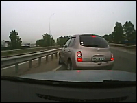 サイドミラーの死角。ロシアで日産マーチが車線変更事故。の他ジコジコ動画