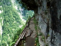日本にもこんなクレイジーな道があったのか。富山県黒部の水平歩道を行く。