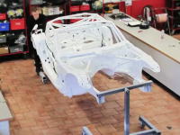 お値段3500万円。BMW Z4 GT3が完全手作業で組み立てられる早送り映像
