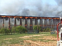 炎上していた鉄道橋がドミノのように崩れ落ちてしまう映像。テキサス州。