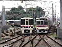 同時進入。二つの電車が衝突しそうな雰囲気で入ってくる京王線調布駅。