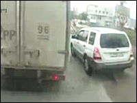 意地の張り合いドラレコ動画。ロシアで撮影された無茶なスバルvsトラック。