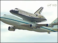 背中にスペースシャトルを乗せたボーイング747がダレス国際空港に到着。