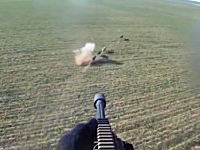 ヘリコプターからデカい銃で野生の豚を狙撃するハンターの映像。テキサス。