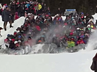 流れる人間。数百人が一つもマットに乗って雪滑りをやってみた動画。海外。