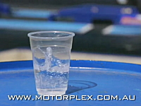 アメリカでドラッグレースに人気がある理由が良く分かるビデオ。コップと水。