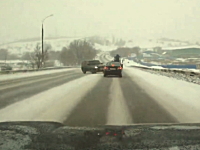 チャイルドシートの２歳児が殺されてしまった雪国での激しいスリップ事故映像